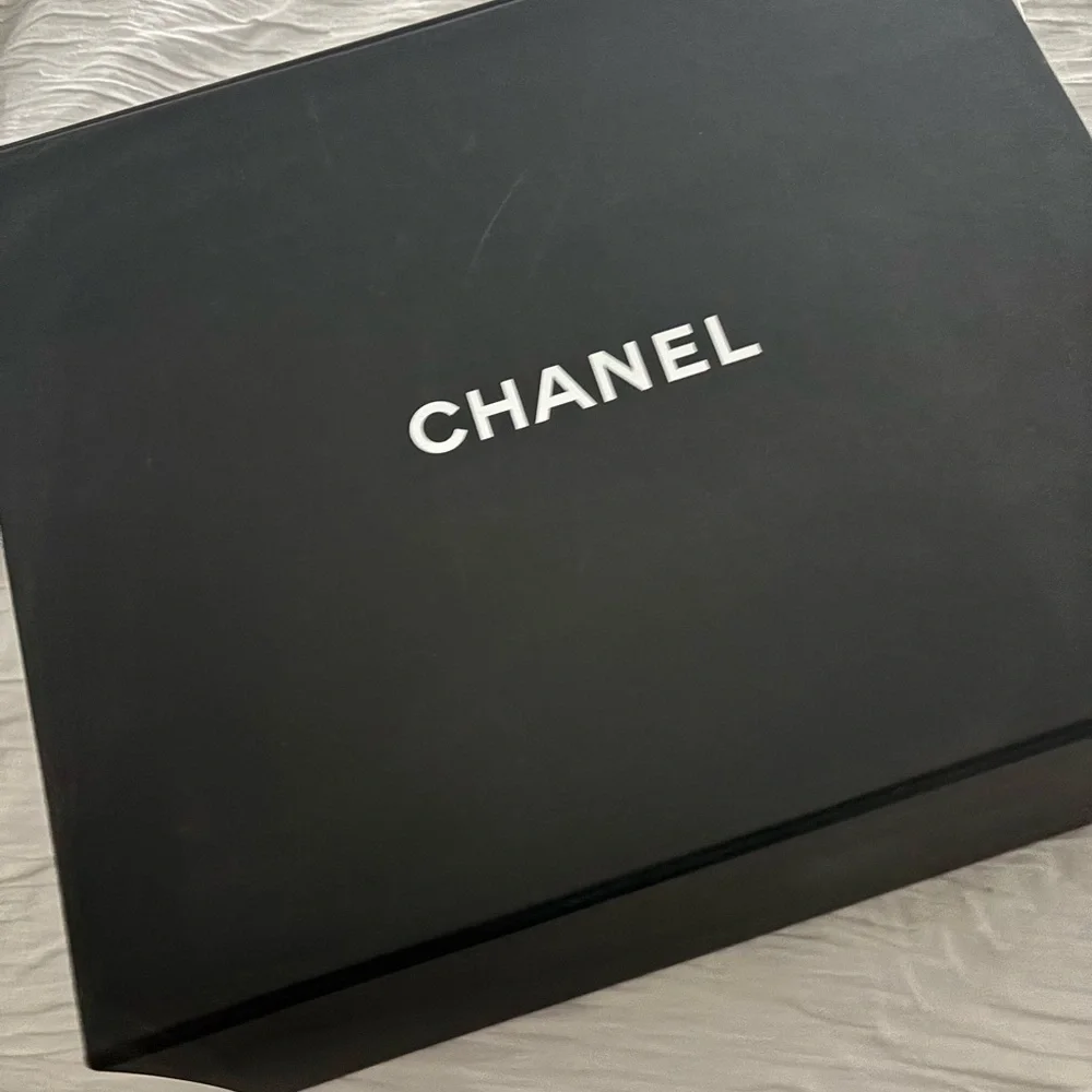 CHANEL 19 FLAP LIKE NEW - Picture 6 of 7